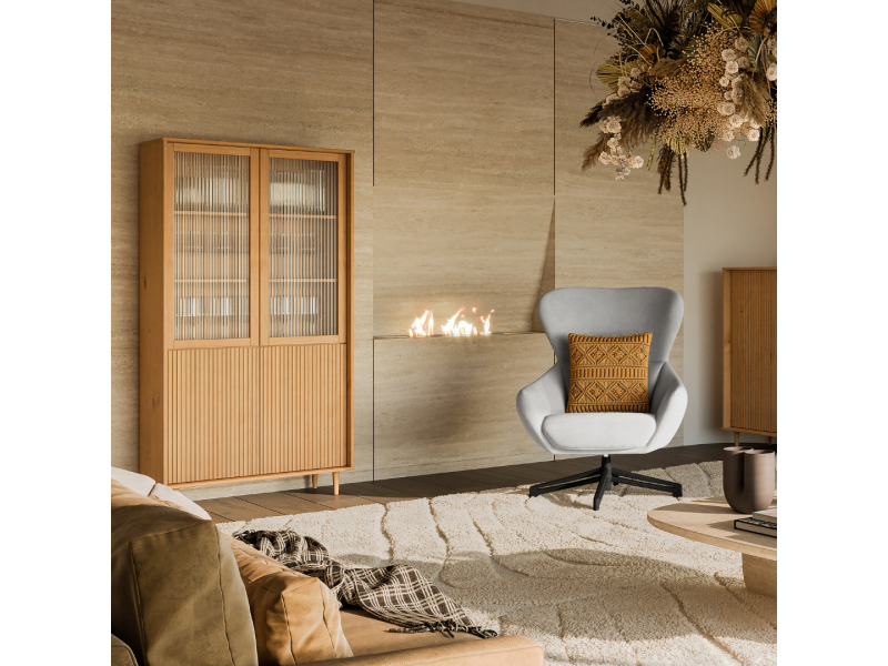 Cristaleira Feita em Madeira Maciça com o acabamento em cera natural e toque acetinado. Duas portas com vidro canelado e duas em madeira | Coleção Jazz